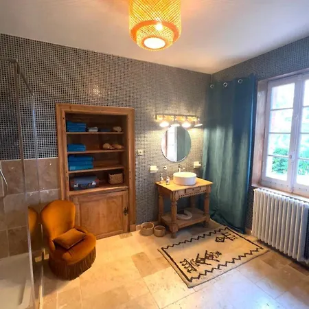 فيلة Character In Countryside, Swimming Pool *