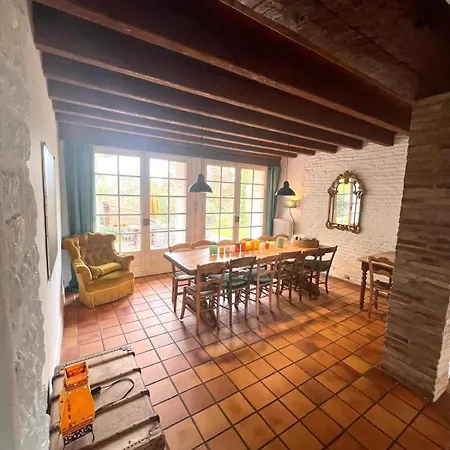 Character In Countryside, Swimming Pool فيلة *