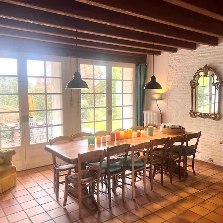 Character In Countryside, Swimming Pool فيلة